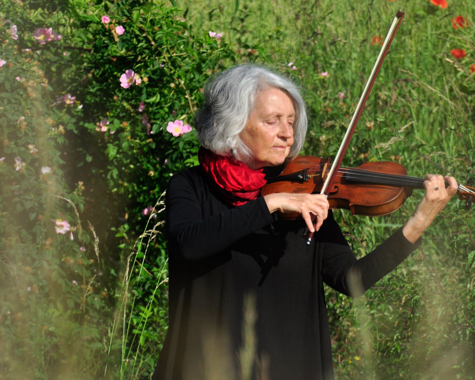 Bild von Marion Linse, Geigerin, beim Spielen in der Natur